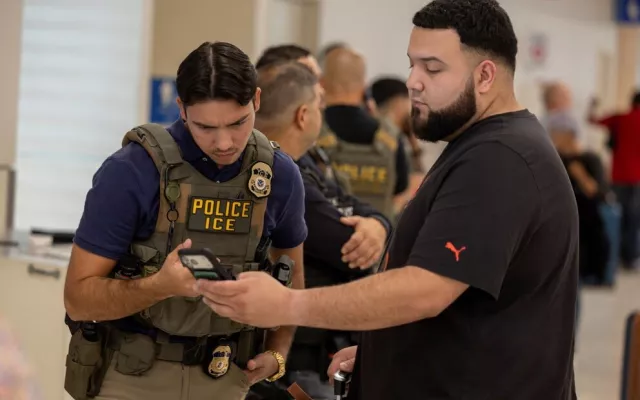El Gobierno de Donald Trump propone elevar la multa a migrantes deportables con orden de expulsión en ausencia a USD 18.000