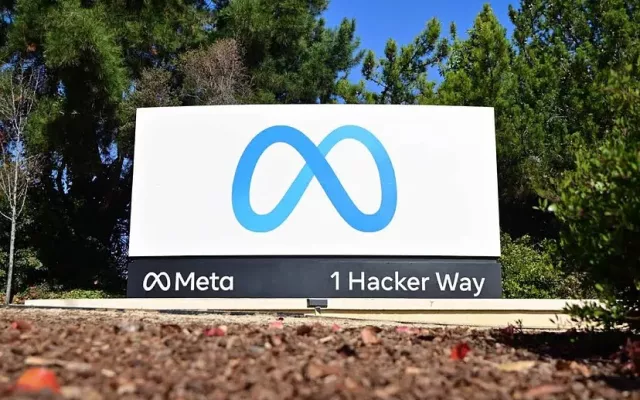 Logotipo corporativo de Meta en la sede de California