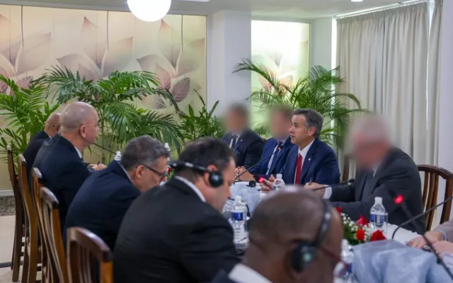Fotografía de la reunión del director de la CIA, John Ratcliffe, con funcionarios cubanos en La Habana.