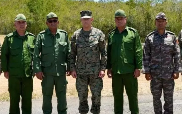 Reunión entre el General Francis L. Donovan del Comando Sur de EE. UU. y el General de Cuerpo de Ejército Roberto Legrá Sotolongo de las FAR en La Habana.