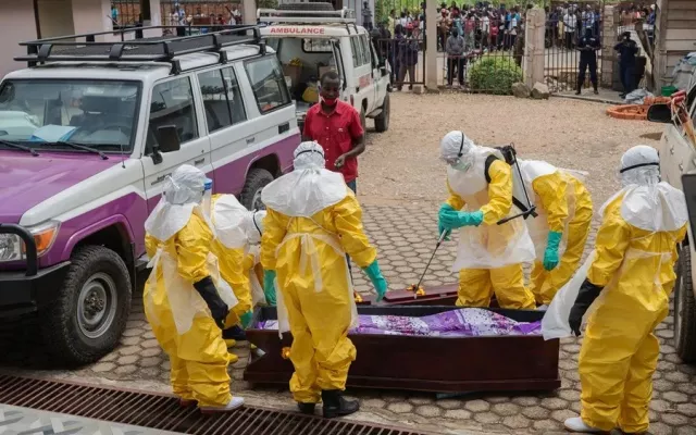 Personal sanitario con equipo de protección frente al brote de ébola en la República Democrática del Congo.