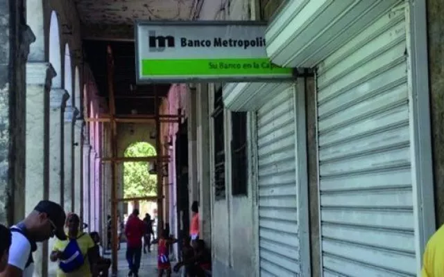Fachada de una sucursal del Banco Metropolitano en La Habana.