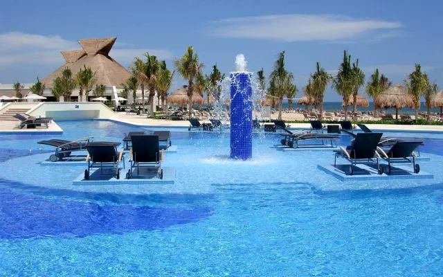 Logotipos de las cadenas hoteleras Blue Diamond Resorts e Iberostar sobre un fondo informativo.