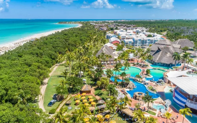 Vista exterior del hotel Royalton Hicacos Resort & Spa en Varadero.