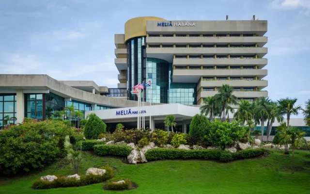 Vista exterior de una instalación hotelera de lujo en Cuba que ha comenzado a cerrar operaciones.