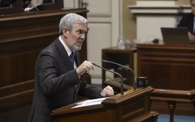 Imagen del presidente de Canarias, Fernando Clavijo, durante su comparecencia en el Parlamento.
