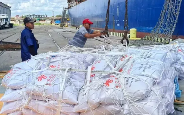 Funcionarios cubanos y chinos durante la ceremonia de recepción del primer cargamento de arroz donado en el puerto de La Habana.