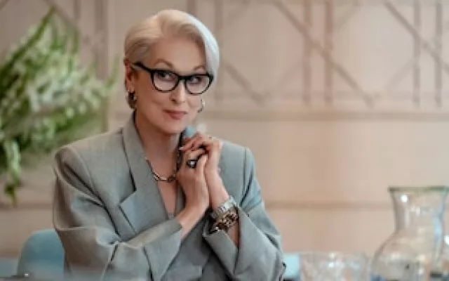 Meryl Streep luciendo un traje de diseñador, posiblemente en el contexto de 'El diablo viste a la moda 2'.