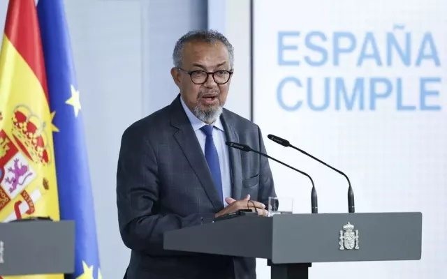 Fotografía de una rueda de prensa sobre el hantavirus con Pedro Sánchez y Tedros Adhanom.