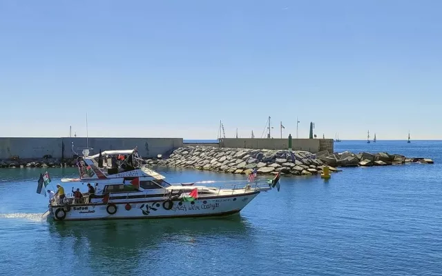 Barcos de la flotilla humanitaria en el mar.