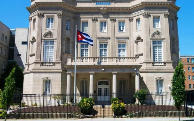Fachada de la Embajada de Cuba en Washington, Estados Unidos.