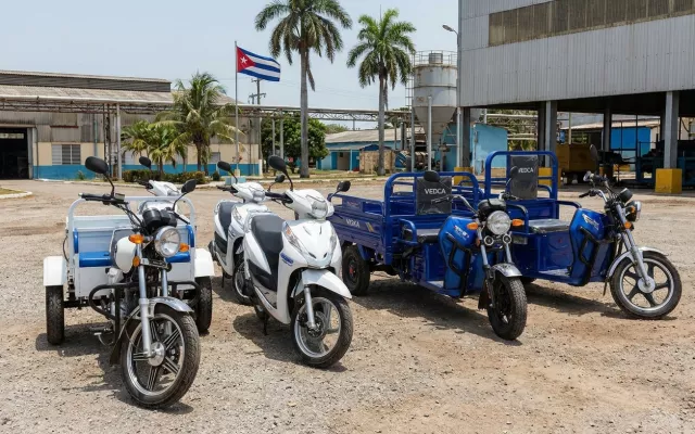 Vehículos eléctricos ensamblados por la empresa estatal Vedca en Cuba.