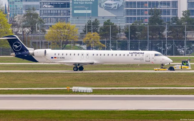 Imagen de aviones en una pista