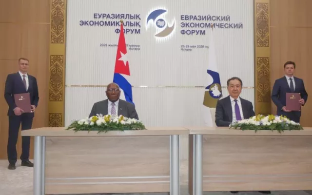 El vicepresidente cubano Salvador Valdés Mesa durante la firma del acuerdo con la Unión Económica Euroasiática en Kazajistán.