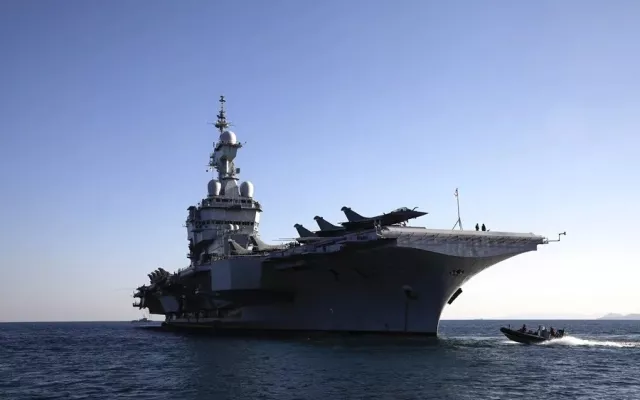Portaviones Charles de Gaulle en aguas internacionales