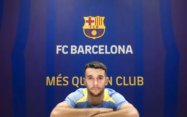 Joan García, portero del Barcelona, atendiendo a los medios.