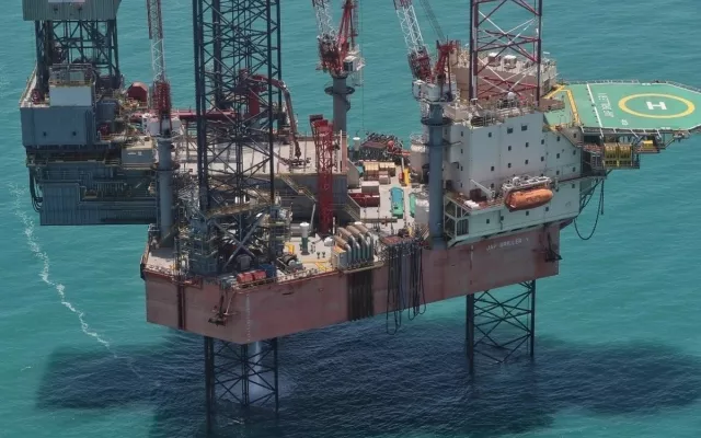 Representación gráfica de pozos petroleros y estructuras de refinería.