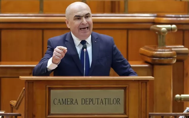 Parlamentarios votando en Rumanía durante una moción de censura.