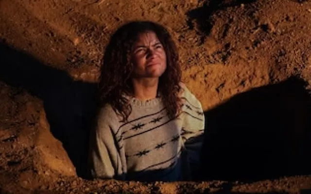 Imagen promocional de la serie Euphoria mostrando a los personajes principales.