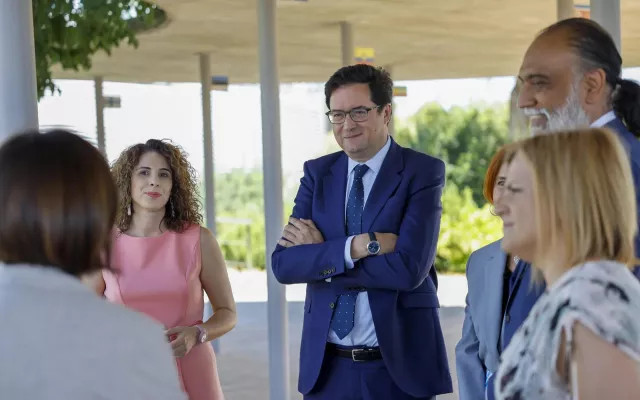 El ministro Óscar López y el enviado de la ONU Amandeep Gill durante el acto de lanzamiento del Laboratorio de Gobernanza de la IA en Quart de Poblet.
