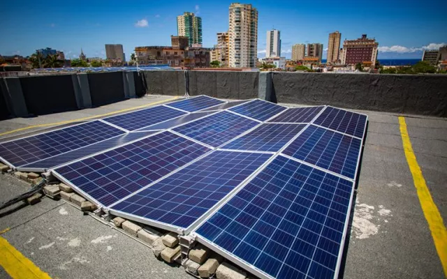 Paneles solares instalados en una estructura metálica sobre un techo.