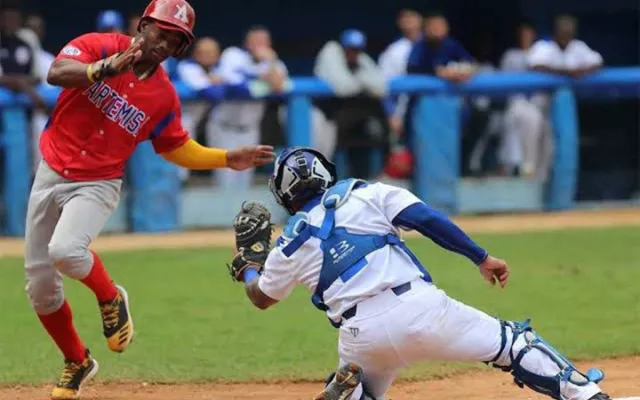 Logo de la IV Liga Élite del Béisbol Cubano en un fondo con imágenes de jugadores.