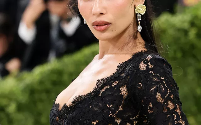 Celebridades desfilando en la alfombra roja de la MET Gala 2026.