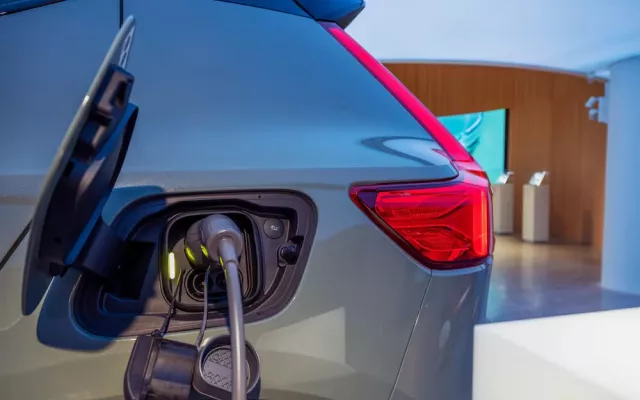 Imagen ilustrativa que muestra la infraestructura y el avance tecnológico de los vehículos eléctricos a nivel mundial.