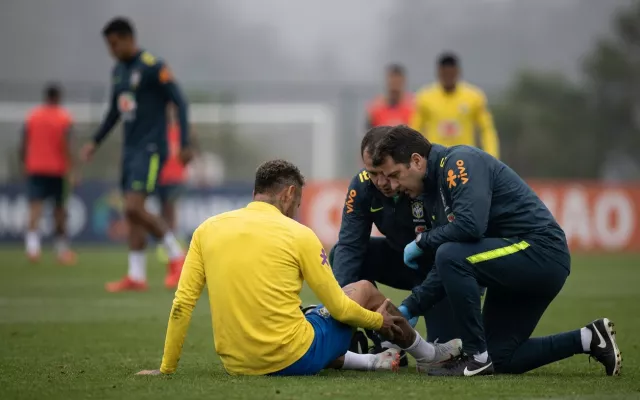 Neymar durante una sesión de entrenamiento con la selección de Brasil.