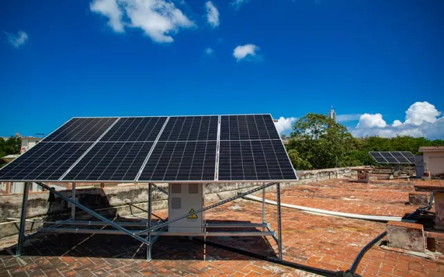 Instalación de paneles solares fotovoltaicos sobre una superficie en un centro de salud.