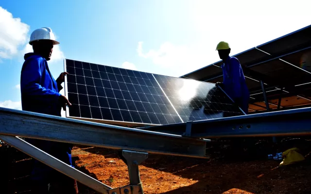 Velero con paneles solares preparándose para zarpar.