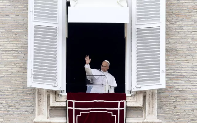 El Papa León XIV saludando.