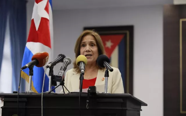 Ana María Mary Machado, vicepresidenta de la Asamblea Nacional del Poder Popular de Cuba, durante la lectura de la declaración oficial ante la prensa.