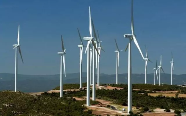 Imagen de aerogeneradores del parque eólico La Herradura Uno en Las Tunas.