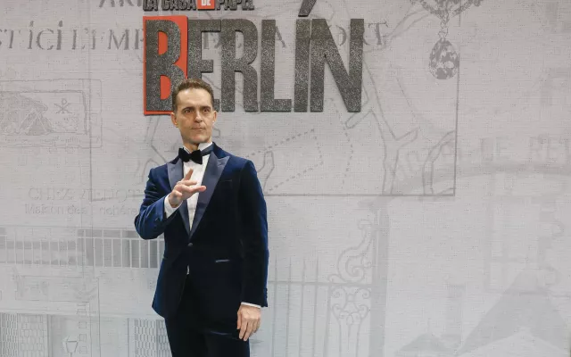 Pedro Alonso posando durante la presentación de la serie 'Berlín'.