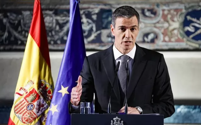 Pedro Sánchez ofreciendo declaraciones a la prensa tras su encuentro en el Vaticano.
