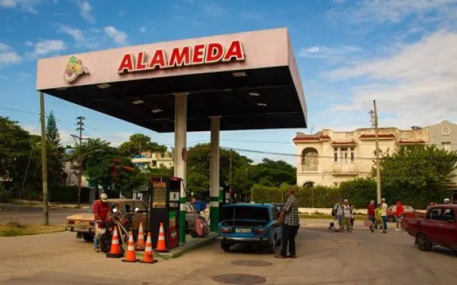 Estación de servicio en Cuba con surtidores de combustible.