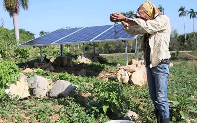 Instalación de paneles solares fotovoltaicos en una comunidad rural de Cuba.