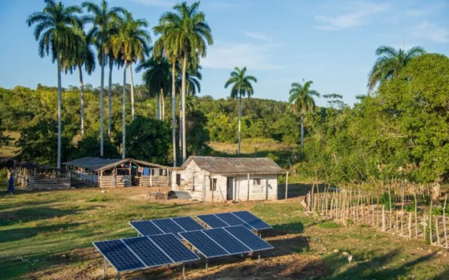 Paneles solares instalados en un campo de cultivo en Cuba como parte de un proyecto de riego sostenible.