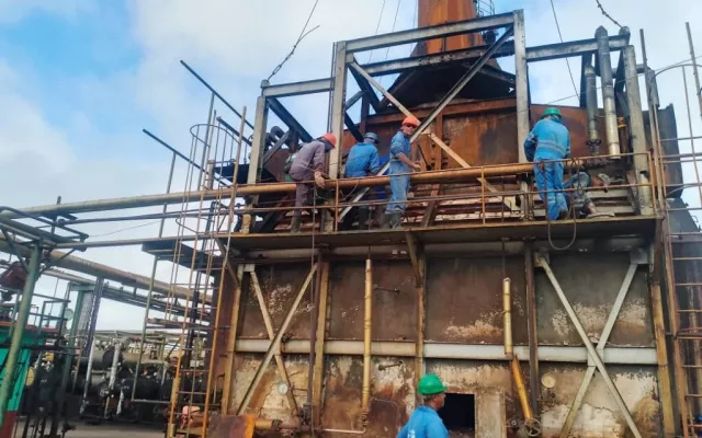 Vista exterior de las instalaciones industriales de la Refinería Sergio Soto en Cuba.