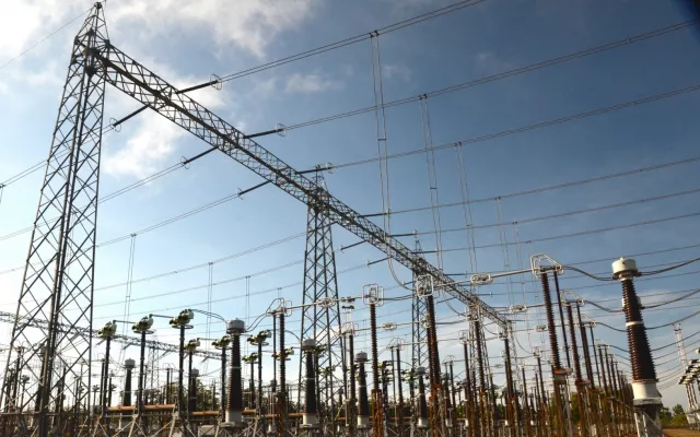 Transformador eléctrico de poste utilizado para la distribución de energía.