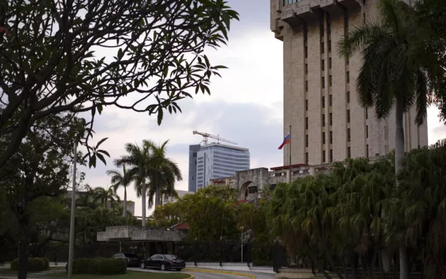 Fachada de la Embajada de Rusia en La Habana.