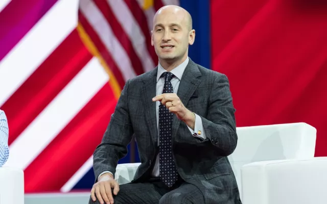 Stephen Miller, vicejefe del Gabinete de la Casa Blanca, ofreciendo declaraciones ante la prensa.