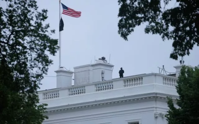 Agentes del Servicio Secreto de EE.UU. en labores de vigilancia cerca de la Casa Blanca tras el tiroteo.
