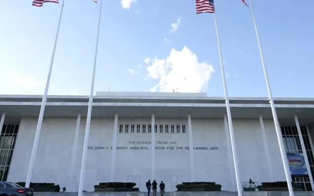 Fachada de un edificio gubernamental en Washington con una gran fotografía del presidente Donald Trump.