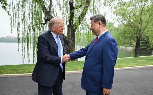 El presidente estadounidense Donald Trump saluda a su homólogo chino Xi Jinping durante una reunión en Pekín.