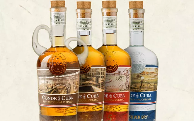 Botellas de ron Conde de Cuba producidas por la Unidad Empresarial de Base Derivados en Las Tunas.
