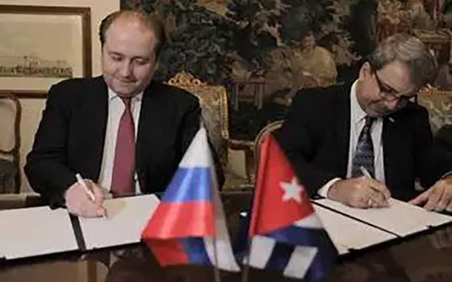 Imagen de la firma del acuerdo entre la Universidad de La Habana y TV BRICS.