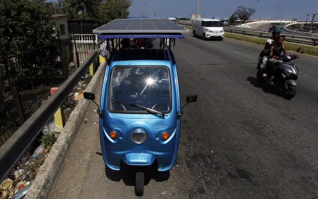 Triciclo eléctrico en Cuba con instalación de panel solar 