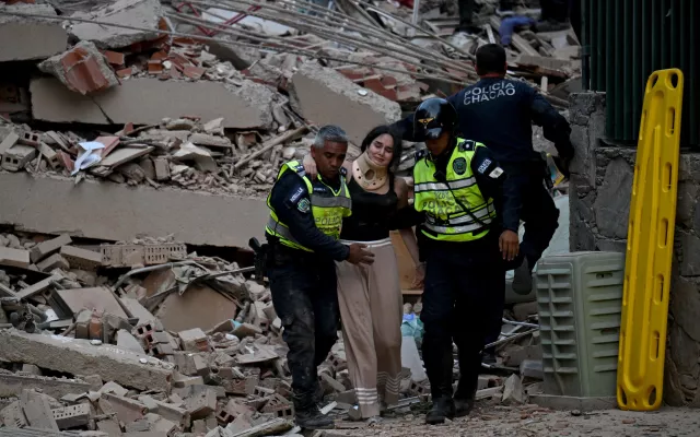 Venezuela eleva a 164 la cifra de muertos tras los terremotos que sacudieron Caracas y La Guaira